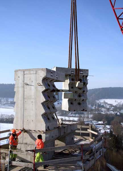 Rückbau Pylone ( 88 Meter hoch) Froschgrundseebrücke