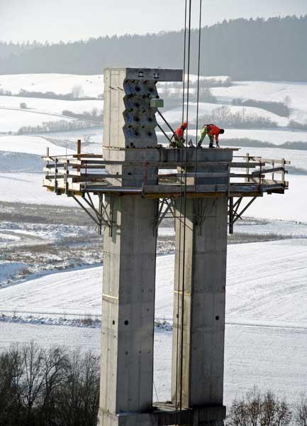 Rückbau Pylone ( 88 Meter hoch) Froschgrundseebrücke